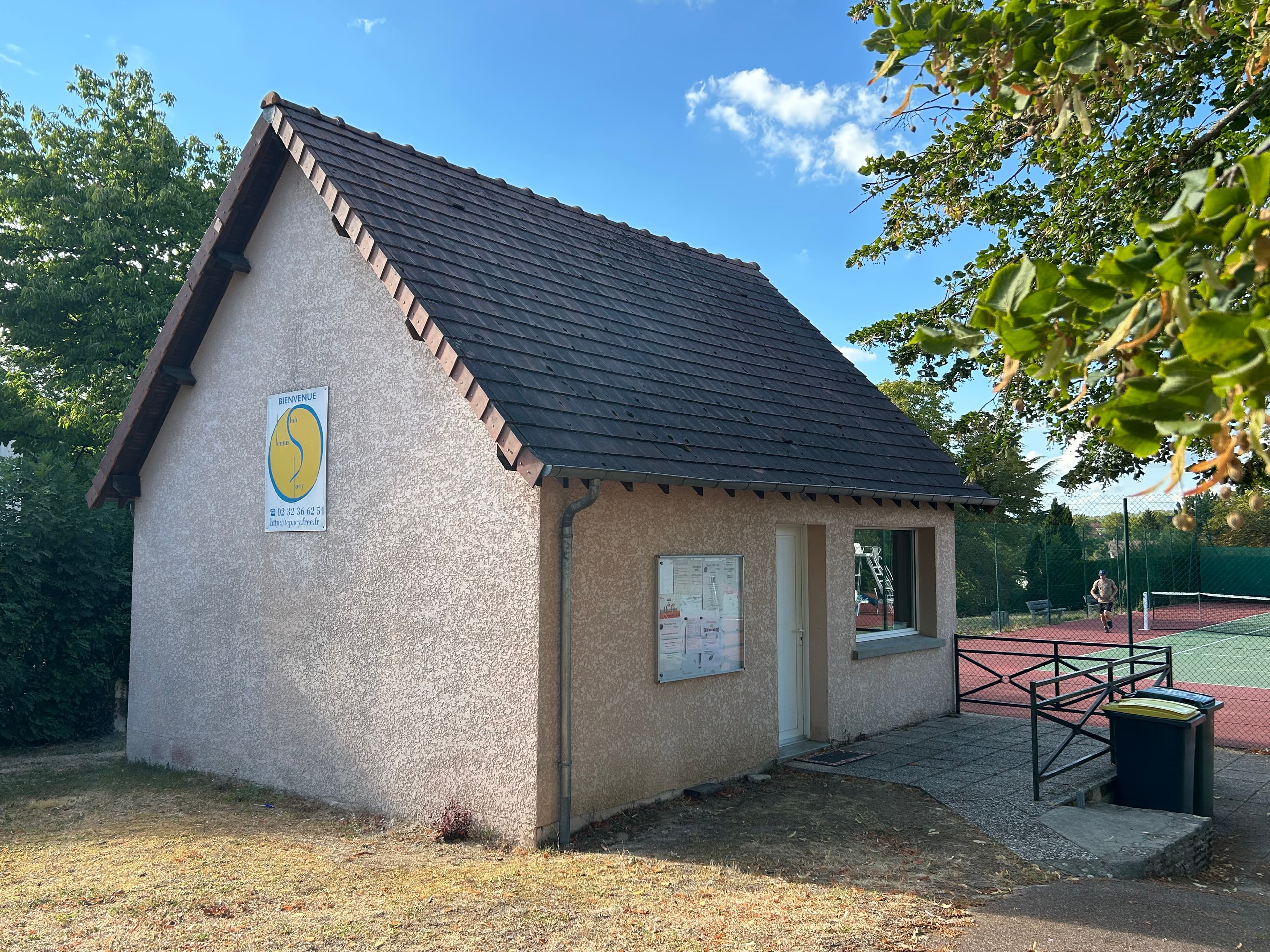 Photo du club house extérieur du club