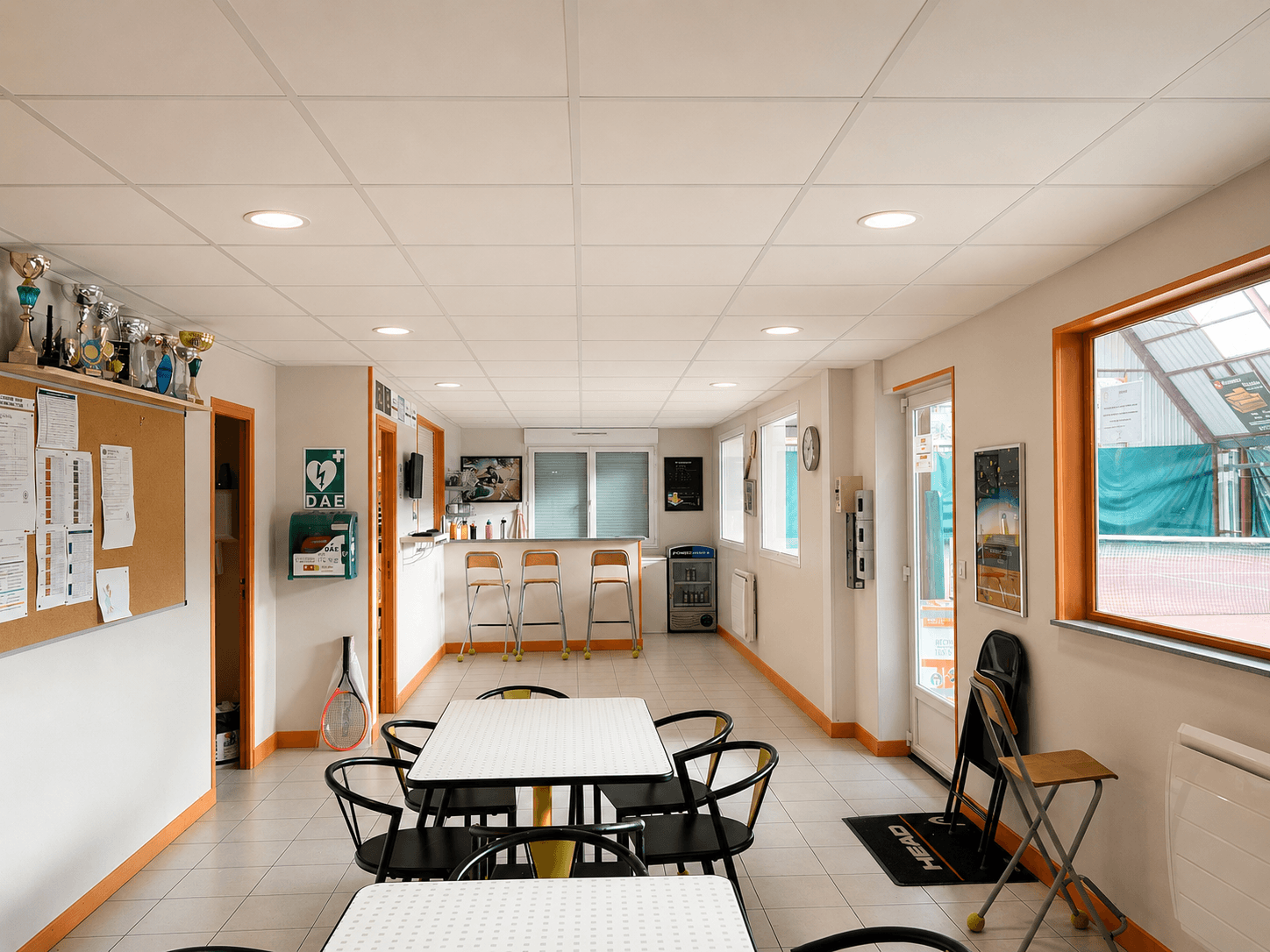 Photo du club house intérieur, côté bar