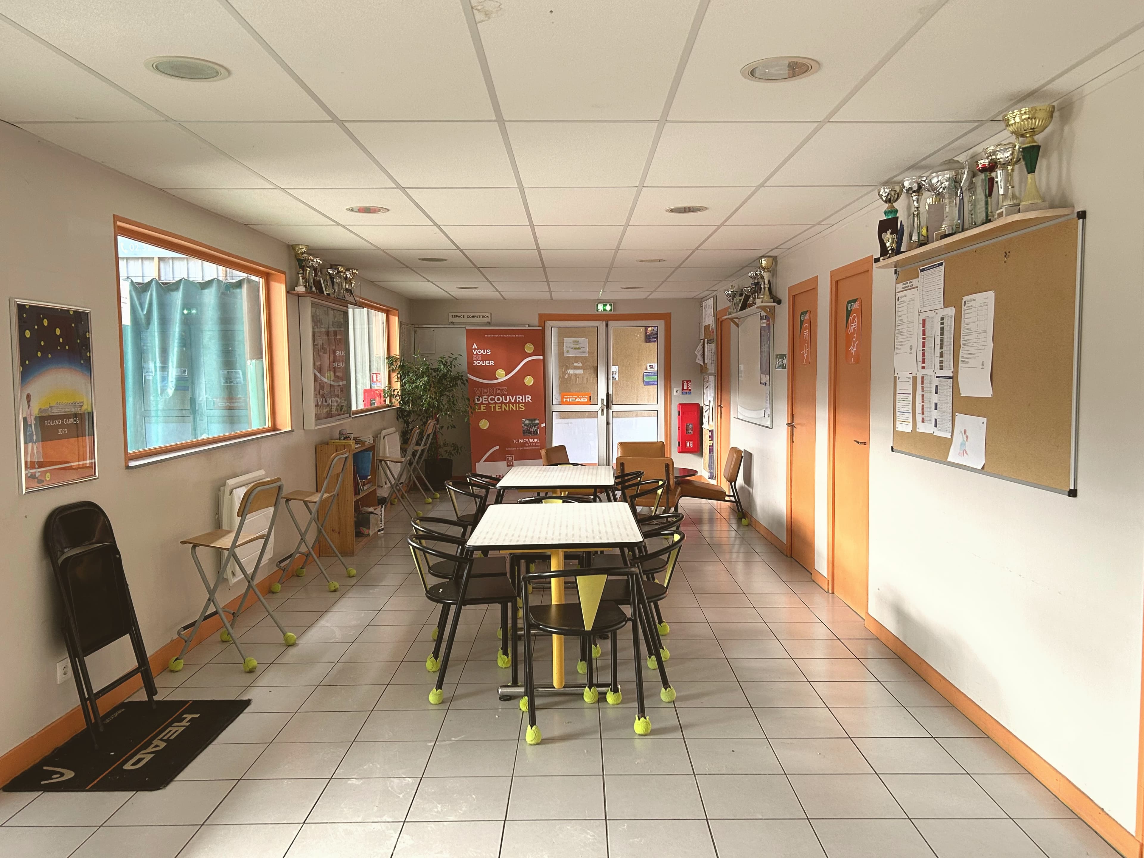 Photo du club house intérieur, côté entrée