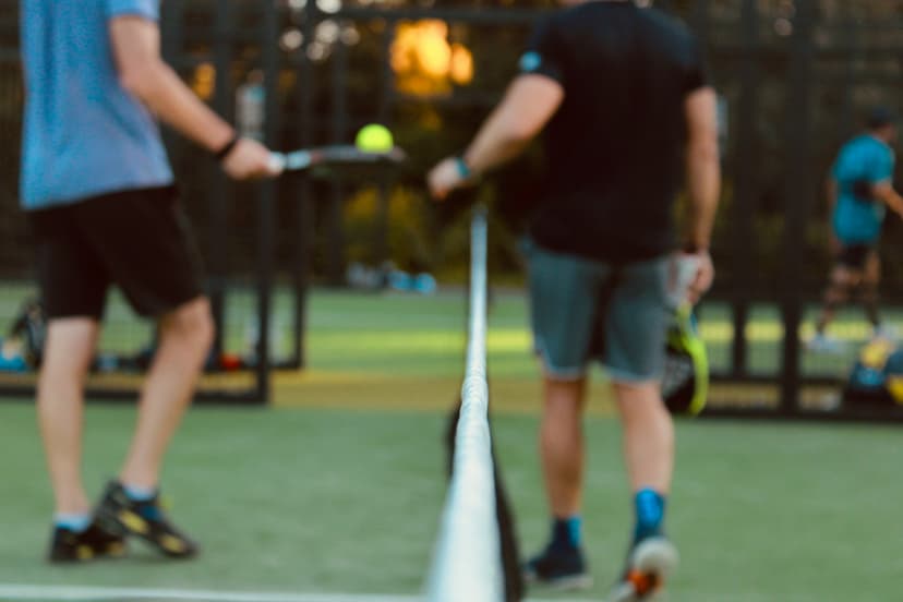 Terrain de padel avec joueurs au filet